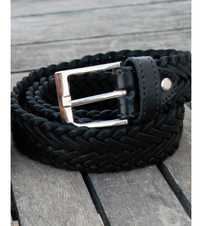 Cinturón negro de cuero trenzado con hebilla plateada
