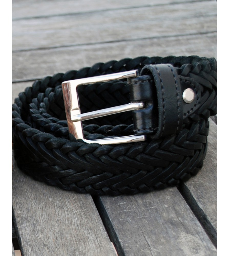 Cinturón negro de cuero trenzado con hebilla plateada