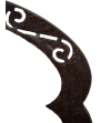 Dettaglio angolare di specchio piccolo marocchino di metallo con motivo a ferro di cavallo fatto a mano con sfondo bianco