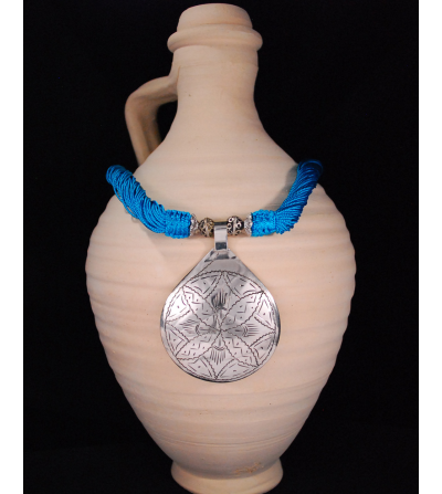 Collier pendentif Nomade fait main de style ethnique chic tribal fabriqué en soie de sabra et métal argenté en turquoise