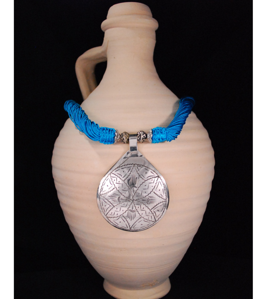 Collana Nomade con ciondolo a goccia in stile tribale etnico fatto a mano in metallo argentato e seta sabra in turchese