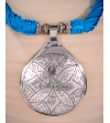 Dettaglio della collana Nomad etnica chic a goccia, collana fatta a mano in metallo argentato e seta sabra in turchese