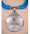 Détail de collier pendentif Nomade fait main de style ethnique chic fabriqué en soie de sabra et métal argenté en turquoise