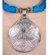 Dettaglio della collana Nomad etnica chic a goccia, collana fatta a mano in metallo argentato e seta sabra in turchese