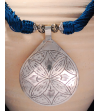 Dettaglio della collana Nomad etnica chic a goccia, collana fatta a mano in metallo argentato e seta sabra in blu petrolio