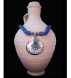 Collier pendentif Nomade fait main de style ethnique chic tribal fabriqué en soie de sabra et métal argenté en gris bleu