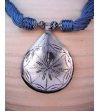 Dettaglio della collana Nomad etnica chic a goccia, collana fatta a mano in metallo argentato e seta sabra in grigioblu