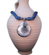 Collier pendentif Nomade fait main de style ethnique chic tribal fabriqué en soie de sabra et métal argenté en gris bleu