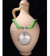 Collier pendentif Nomade fait main de style ethnique chic tribal fabriqué en soie de sabra et métal argenté en pistache