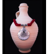 Collier pendentif Nomade fait main de style ethnique chic tribal fabriqué en soie de sabra et métal argenté en boredaux clair
