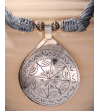 Dettaglio della collana Nomad etnica chic a goccia, collana fatta a mano in metallo argentato e seta sabra in grigio