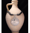 Collier pendentif Nomade fait main de style ethnique chic tribal fabriqué en soie de sabra et métal argenté en gris foncé