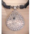 Dettaglio della collana Nomad etnica chic a goccia, collana fatta a mano in metallo argentato e seta sabra in grigio scuro