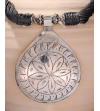 Détail de collier pendentif Nomade fait main de style ethnique chic fabriqué en soie de sabra et métal argenté en gris foncé