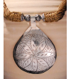 Dettaglio della collana Nomad etnica chic a goccia, collana fatta a mano in metallo argentato e seta sabra in beige