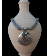 Collana Nomade con ciondolo a goccia in stile tribale etnico fatto a mano in metallo argentato e seta sabra in grigio talpa