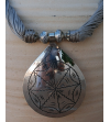 Dettaglio della collana Nomad etnica chic a goccia, collana fatta a mano in metallo argentato e seta sabra in grigio talpa