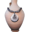 Collier pendentif Nomade fait main de style ethnique chic tribal fabriqué en soie de sabra et métal argenté en taupe