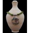 Collier pendentif Nomade fait main de style ethnique chic tribal fabriqué en soie de sabra et métal argenté en  vert anise