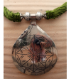 Détail de collier pendentif Nomade fait main de style ethnique chic fabriqué en soie de sabra et métal argenté en vert anise