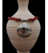Collier pendentif Nomade fait main de style ethnique chic tribal fabriqué en soie de sabra et métal argenté en orange brûlée