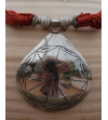 Dettaglio della collana Nomad etnica chic a goccia, collana fatta a mano in metallo argentato e seta sabra in arancione bruciato