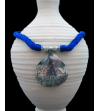 Collana Nomade con ciondolo a goccia in stile tribale etnico fatto a mano in metallo argentato e seta sabra in blu reale