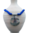 Colgante Nómada de estilo étnico con motivo de lágrima grabada a mano con cadena de seda de sabra en azul real