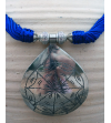 Détail de collier pendentif Nomade fait main de style ethnique chic fabriqué en soie de sabra et métal argenté en bleu royal