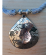 Dettaglio della collana Nomad etnica chic a goccia, collana fatta a mano in metallo argentato e seta sabra in grigio acciaio