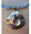 Détail de collier pendentif Nomade fait main de style ethnique chic fabriqué en soie de sabra et métal argenté en gris acier