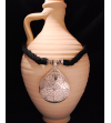 Collier pendentif Nomade fait main de style ethnique chic tribal fabriqué en soie de sabra et métal argenté en noir
