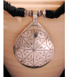 Dettaglio della collana Nomad etnica chic a goccia, collana fatta a mano in metallo argentato e seta sabra in nero