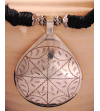 Dettaglio della collana Nomad etnica chic a goccia, collana fatta a mano in metallo argentato e seta sabra in nero