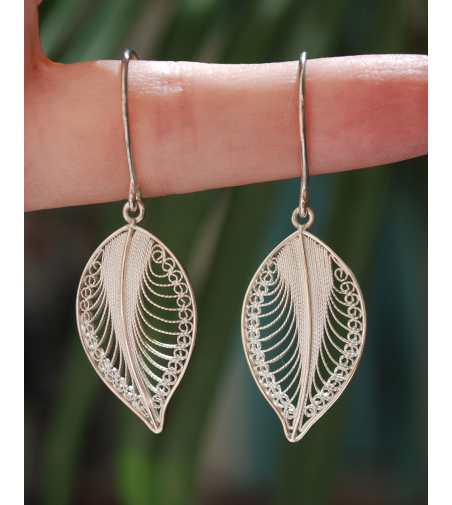 Filigree earrings in silver with an intricate forever leaf pattern