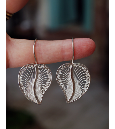 Boucles d'oreilles filigranes péruviennes en argent avec motif cœur de feuille