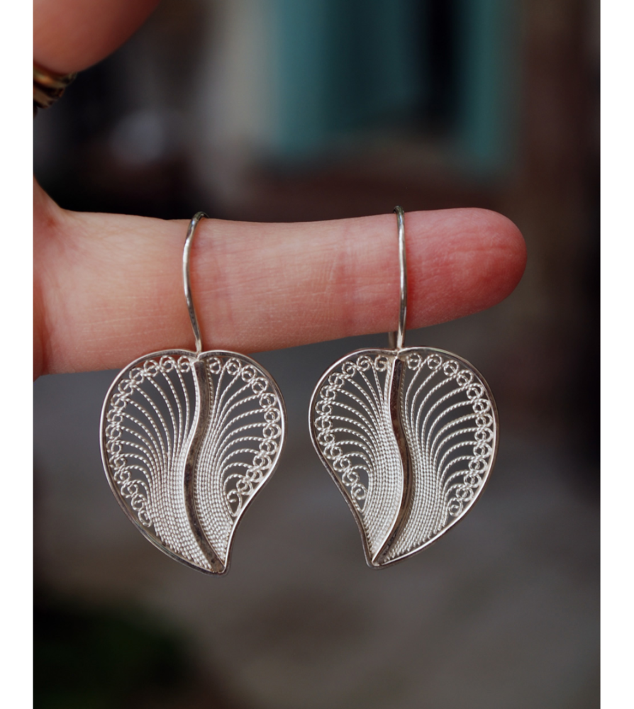 Boucles d'oreilles filigranes péruviennes en argent avec motif cœur de feuille