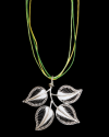 Atemberaubende handgefertigte "Für immer Blätter" filigrane Silber-Anhänger-Halskette vor schwarzem Hintergrund