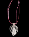 Pendentif filigrane "Coeur de Feuille" double fait main d´argent 925 sur fond noir