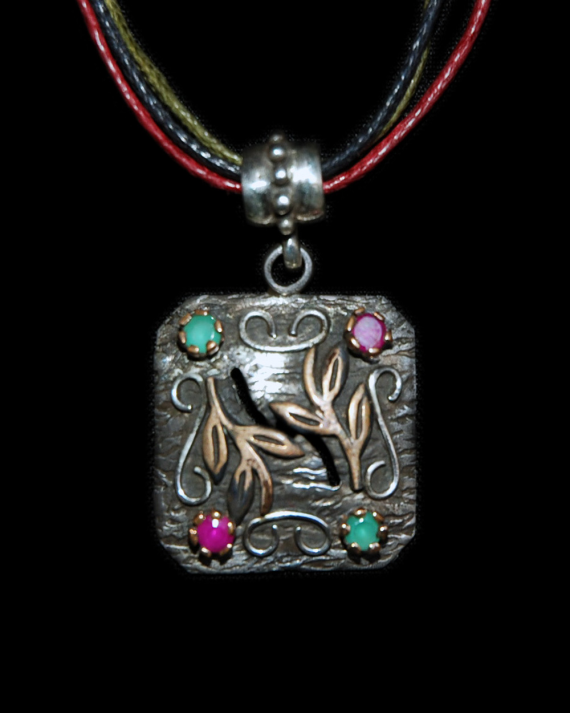 Colgante cuadrado pequeño de plata en estilo bizantino con piedritas de esmeralda y gemas de rubí