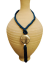 Collier pendentif art déco chic ethnique fait main en soie de sabra en bleu pétrole et une sphère argentée martelée à pompon