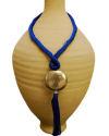 Collier pendentif art déco chic ethnique fait main en soie de sabra en bleu royal et une sphère argentée martelée à pompon