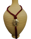 Colgante arte déco con esfera plateada con felquillo con cadena de seda de sabra en burdeos claro de estilo étnico chic