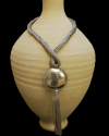 Handgefertigte Art Déco Anhänger-Halskette mit Quaste aus Sabra-Seide und Silbermetall in taupe