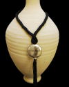 Handgefertigte Art Déco Anhänger-Halskette mit Quaste aus Sabra-Seide und Silbermetall in schwarz