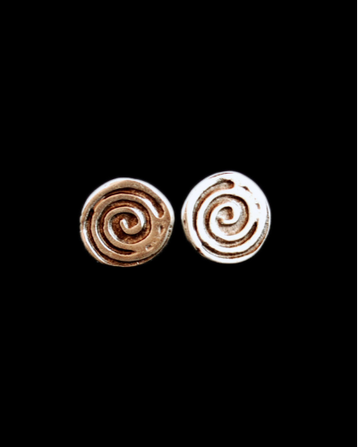 Avec un motif fossilisé tourbillonnant, les clous d'oreilles d´Ulysse d'Andaluchic sont faites de zamak argenté oxydé