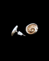 Seiten- & Vorderansicht der ovalen "Fossil"-Ohrringe von Andaluchic aus oxidiertem, versilbertem Zamak auf einem schwarzen Hinte