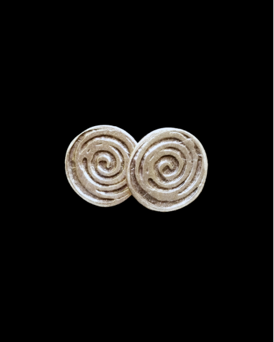 Vista frontale degli orecchini "Mirage", rotondi con motivo a vortice, realizzati in zama placcata argento ossidato