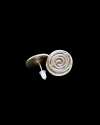 Vorder- und Rückansicht der runden, wirbelnden "Mirage"-Ohrringe von Andaluchic aus oxidiertem, versilbertem Zamak