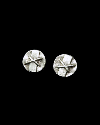 Vue de face des Clous d'oreilles "Spartacus" en zamak plaqué argent oxydé avec un motif de ceinture avec croix sur un fond noir